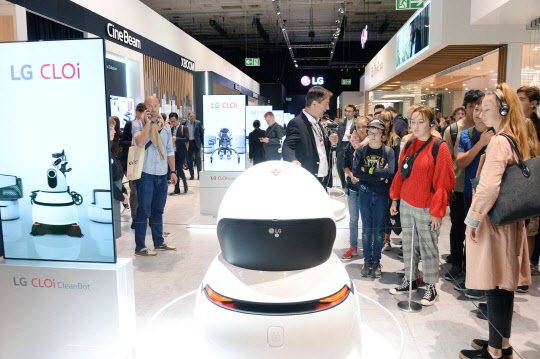 지난달 독일 베를린에서 열린 'IFA 2018' 전시회에서 관람객들이 LG 클로이 클린봇을 살펴보고 있다.  LG전자 제공